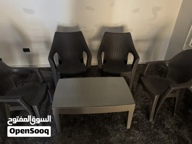طاولة مع ارضية زجاج و4 كراسي