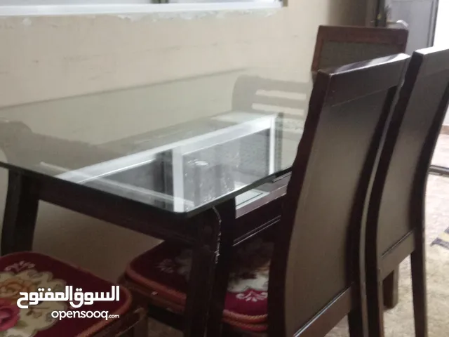 طاولة سفرة مع 4كراسي للبيع أو للتبديل على فضّية