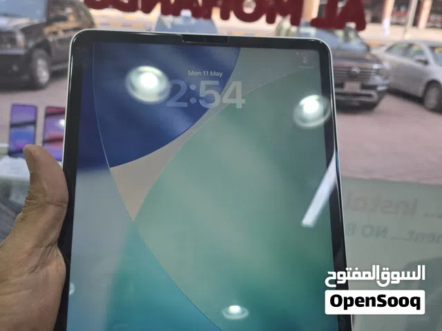 ايباد برو 4 512 gb اللون السيلفر مع الكرتون والاغراض  ولا زلخ ولا خدش نفس الجديد