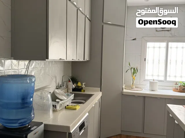 مطبخ باللون الرصاصي