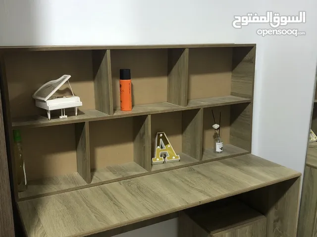 مكتبين مكتب دراسة ومكتب للكمبيوتر وشاشة تلفزيون