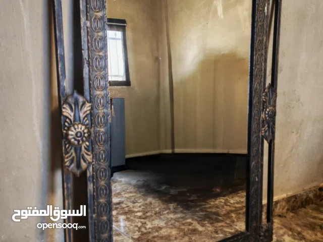مرآة بإطار معدني بحالة جيدة جداً