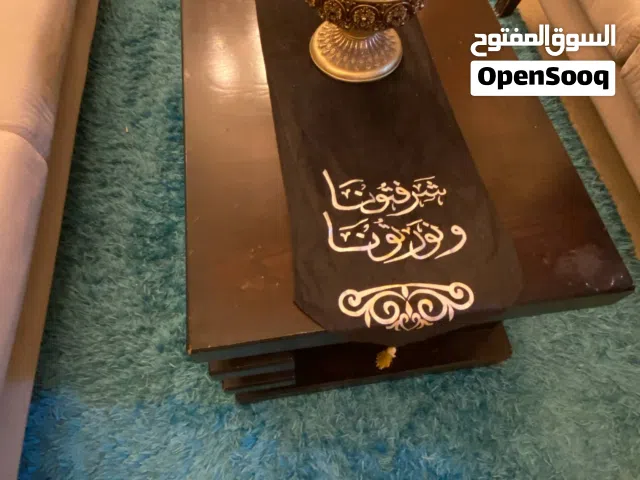 طاولة وسط مع 2 سيرفس