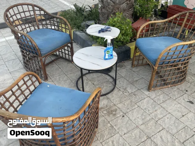 طقمين كراسي خارجية مع طاولات قهوة
