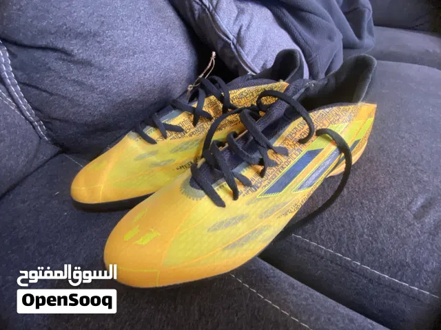 حذاء كرة قدم اديداس للبيع غير مستعمل سعر الشراء 90 البيع 40