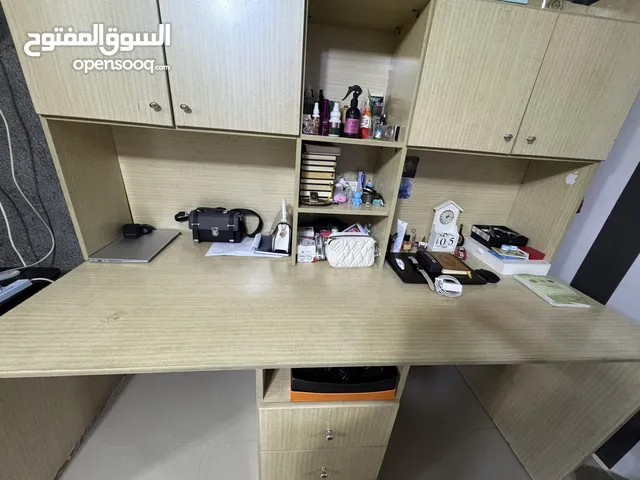 مكتب أثاث مكتبي خشبي مع جوارير وخزاين للمنزل لغرفه نوم او غرفة عمل حجم كبير واجهه كامله للبيع