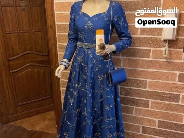 مانيكان عرض نسائي كامل الجسم بلون البشرة (لحمي)، وهو مثالي لمحلات البيع بالتجزئة، والمصممين، والخياط