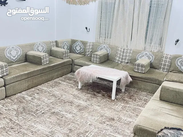 كنب سفنج مستعمل للبيع مع المكيته بيعه سريعا