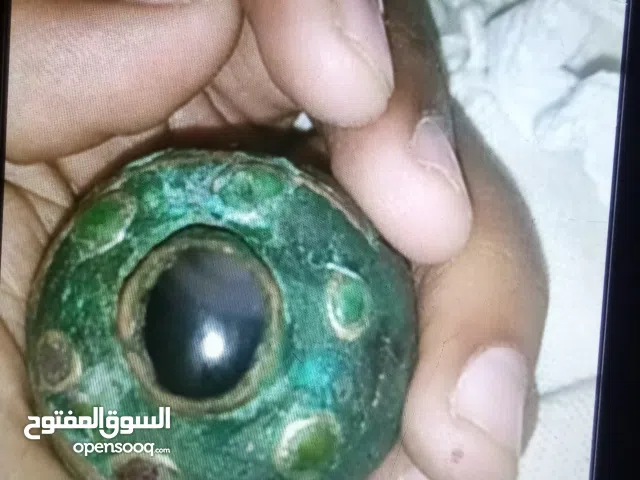 تحف اثريه لا البيع