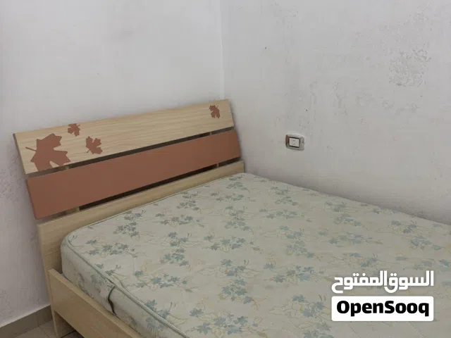 سرير فردي مقاس 1.20*2 م ومعاه رفوف جميلات جدا