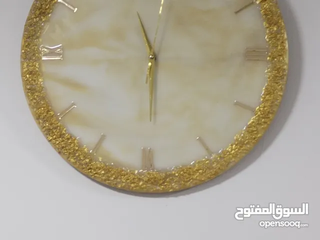 ساعة ريزين ب30 وبيها مجال نظيفه وثقيله