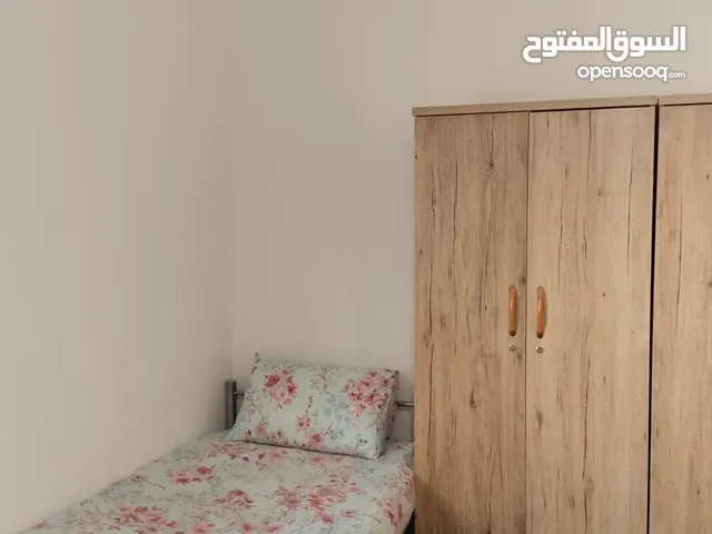الشقه نظيفه في غرفه شباب للمشاركه