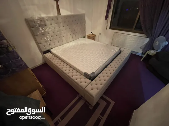 تخت جديد مجوز فخم ومتين للبيع بسعر مغري جدا موديل كبتونية بف مع مخازن على كل الجهات