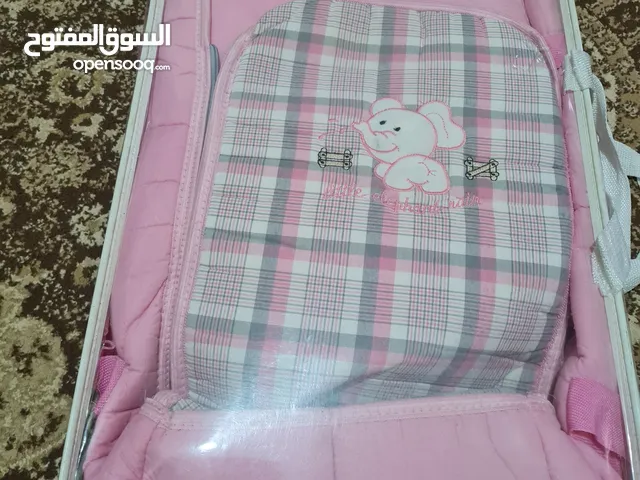 كوت اطفال بحالة ممتازة مستعمل ولكنه ممتاز وقوي للبنات يحتوي على خمس قطع للاطفال بجودة عالية جدا