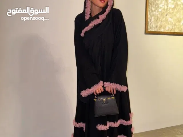 عباية اسود ووردي