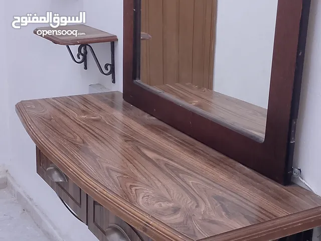 كاونتر مع مرايا مع رفوف وطاولة بعجلات