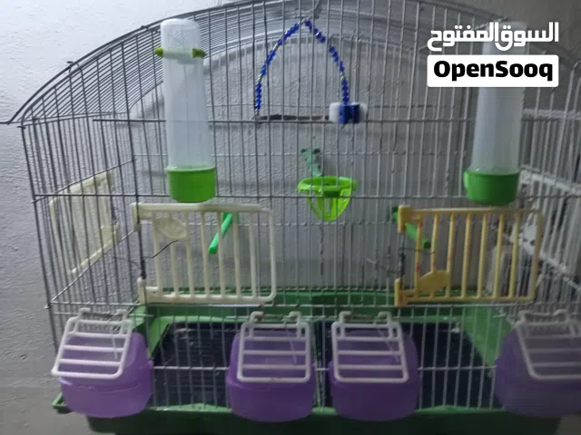 قفص 4 معالف وقفص 3 معالف و أغراضهم و معالف ومشارب وقافات وبياضه واستاند صغير و عش فخار و كوخ حب و عش