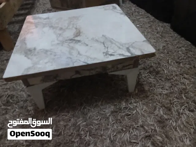 طاولة خشبيه