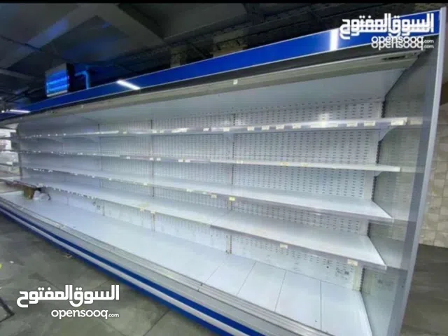 ثلاجة عرض ايطالي استخدام خفيف بحالة الجديد بسعر مميز