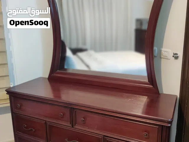 غرفة نوم خزانه تخت مزدوج غرفة ضيوف كنب ضيوف