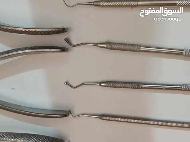ادوات أسنان صالحه للاستعمال العدد 18 قطعه مع كرسي أسنان