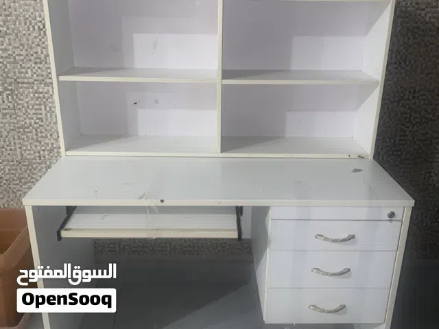 طاولة مكتب دراسي خشب بحالة ممتازه لون ابيض مع خزانه رفوف تعليق علوية بسعر 40 دينار