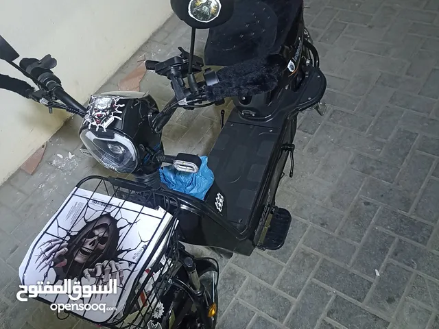 دراجة كهربائية . وتعمل أيضاً كدراجة هوائية . للكبار .. مع الشاحن