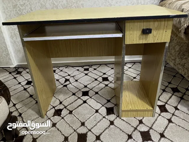 مكتب دراسة وكمبيوتر عملي بتصميم خشبي أنيق لطلاب التوجيهي والمدارس وللذين يبحثون عن مكتب بسعر اقتصادي