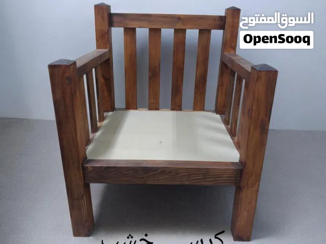كرسي خشب قوي