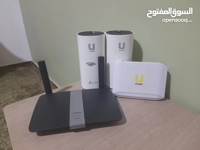 4 أجهزة راوتر مستعملة، اثنان منهم جوز وكلهم معه أسلاك الا واحد شوف الوصف