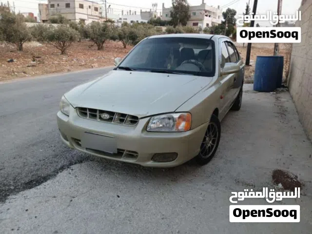 2001 هيونداي فيرنا Standard