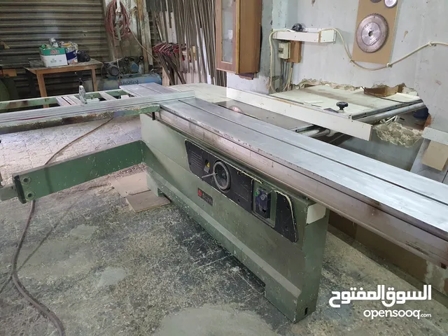 عدة ماكنات منجرة نظيفه مع مرابط وعدد اخرى كما هو معروض بالصور