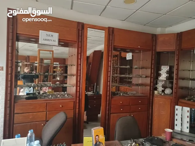 ديكور خشب بلوط يصلح لمحل عطور بصريات خلويات