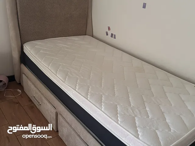 فراشً كبير بحالة ممتازة مع مرتبة