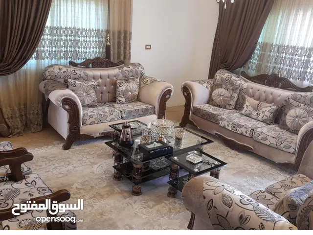 طقم كنب تسع مقاعد مع طاولة وسط استخدام بسيط