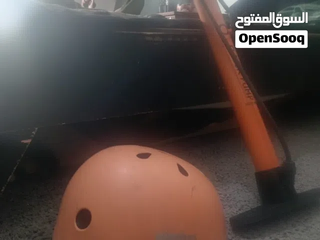 خوذة استعمال خفيف جديدة وكالة ومنفاخ شبه جديد وكاميرا جولد بلاك لتصوير ع دراجات والبسكليتات