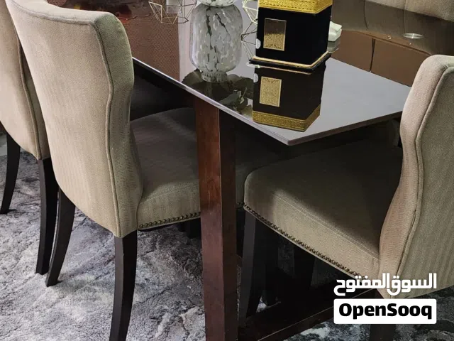 للبيع طاولة سفره وخزانة زجاج