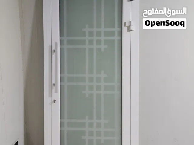 باب ألمنيوم أبيض اللون