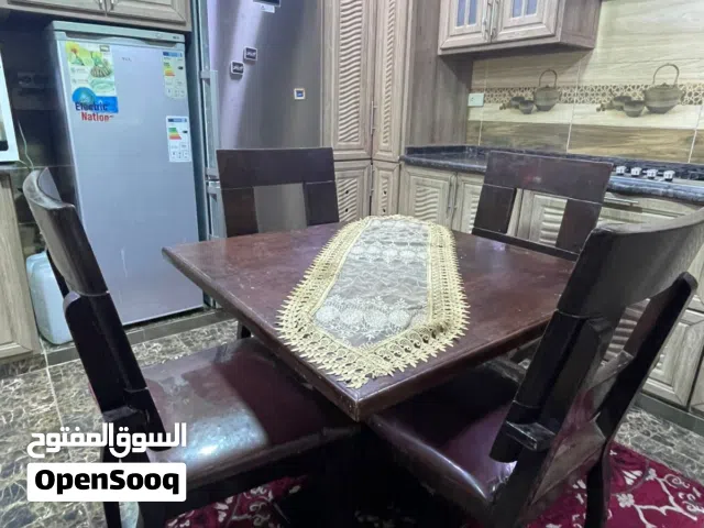 طاولة سفره اربع مقاعد خشب ثقيل الكراسي خشب زان منجد جلد إسفنجي وملبس فوق الجلد بلاستيك مقوى للحماية