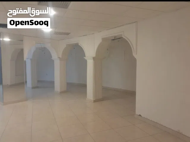 معرض للايجار داخل مجمع الجبيهة التجاري