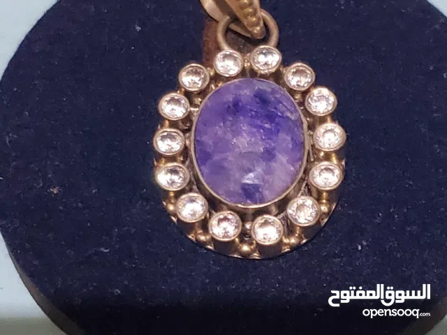 فص ياقوت أفريقي أزرق طبيعي نادر تتألق في يديك