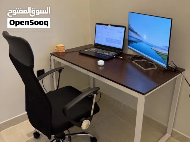 طاولة مكتب مع كرسي بحالة ممتازة