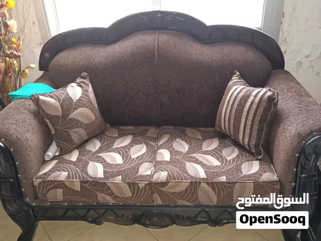 للبيع صالون  مع طاولة وسط مؤلف من كبيرة ، وسط، شاز لونغ ، و كرستان مش مستعمل