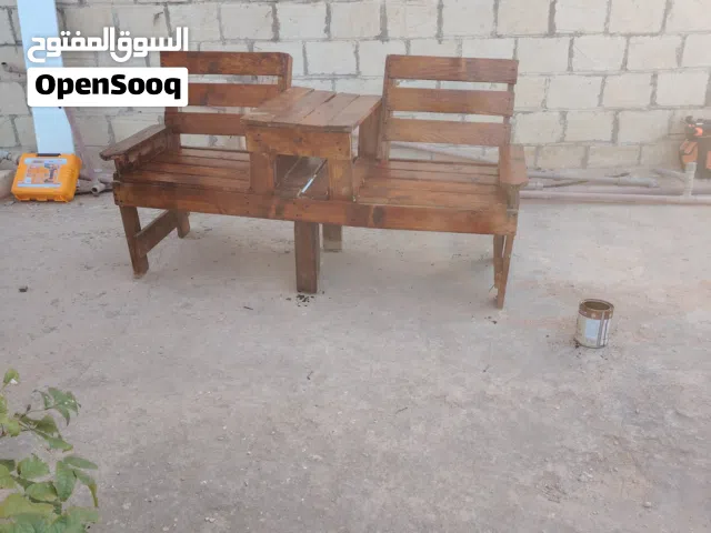 كرسيين وطوله لسقات في بعضهن