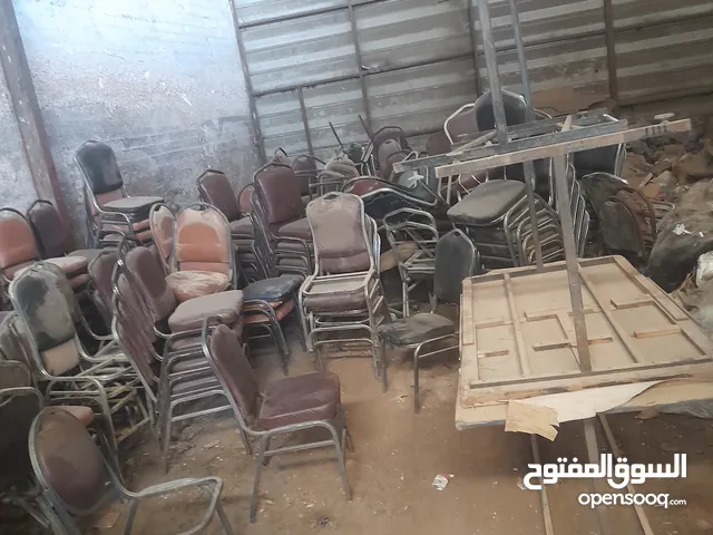 كراسي كروم نوعيه ثقيله وبحاله جيده تقريبا 170 كرسي طاولات عدة أحجام تقريبا 70 البيع حسب طلبك