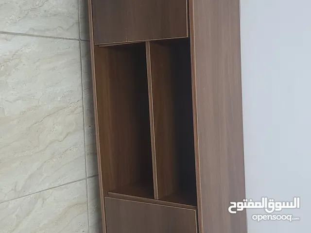 طاوله تحت التلفزيون الها بابين مستعمله نظيفه