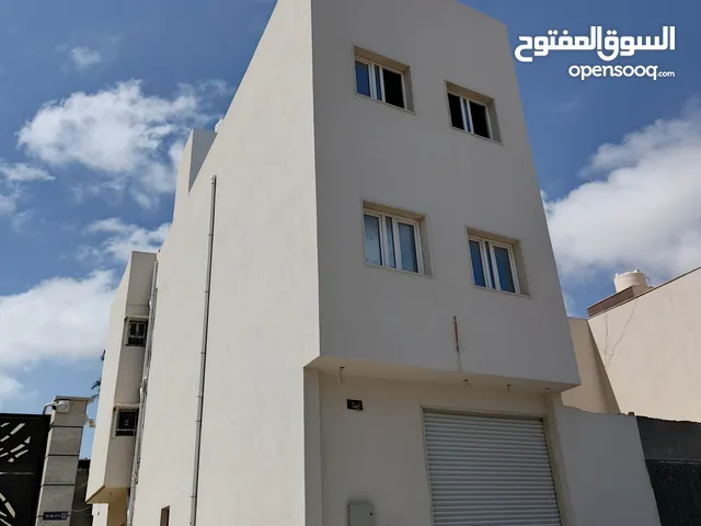 مبنى للايجار - طريق خدامات السوق الجمعة الطريق السريع يتكون من 3 أدوار