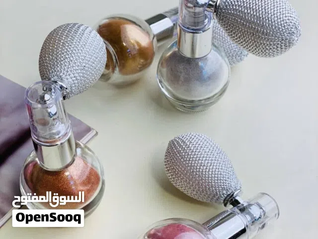 اضاءة لامعه رش على الجسم والوجه او الشعر تركيتبه الناعمة اجنن على البشرة وتعطي  اضائة طبيعية