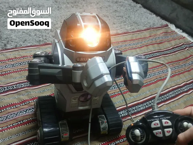 ريبوت بتقدر تتحكم فيه عن طريق الريموت  بس ما بمشي بدو تصليح خفيف