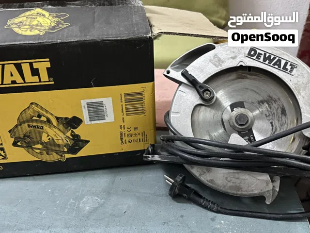 هو منشار دائري سلكي (Compact Circular Saw) من إنتاج شركة ديوالت (DeWALT)